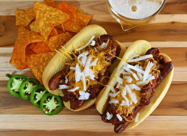 Salchicha/bratwurst ahumadas con chile y queso junto al fuego