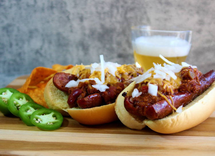 Salchicha/bratwurst ahumadas con chile y queso junto al fuego