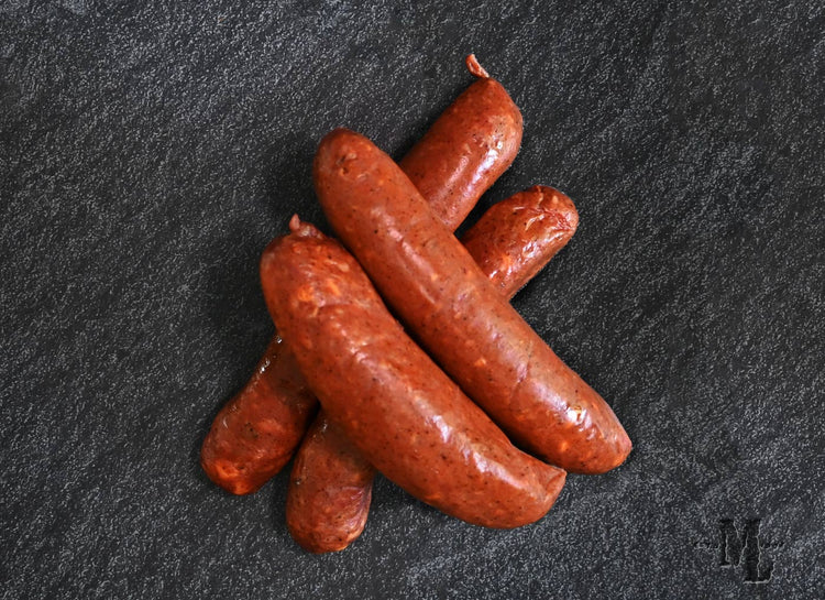 Salchicha/bratwurst ahumadas con chile y queso junto al fuego