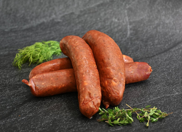 Salchicha/bratwurst ahumadas con chile y queso junto al fuego
