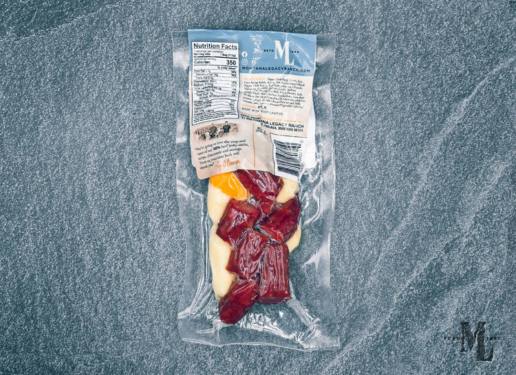 Palitos de cecina de res con cuajada de queso ahumado y pimientos largos