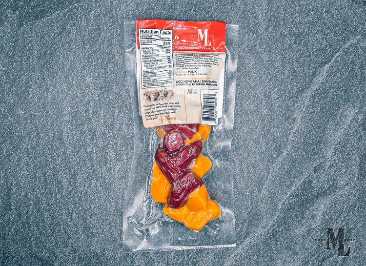 Palitos de cecina de res con cuajada de queso cheddar y pimiento de cuero crudo