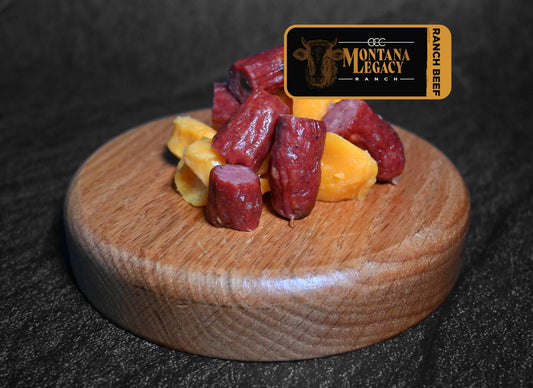 Palitos de cecina de res con cuajada de queso cheddar y pimiento de cuero crudo