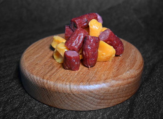 Palitos de cecina de res con cuajada de queso cheddar y pimiento de cuero crudo